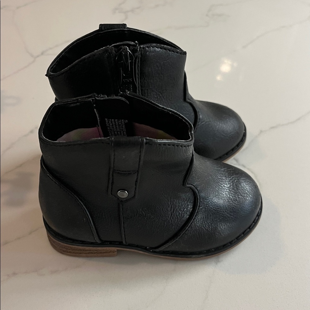 Assorted Kids' Footwear Collection - Picture 7 of 7
